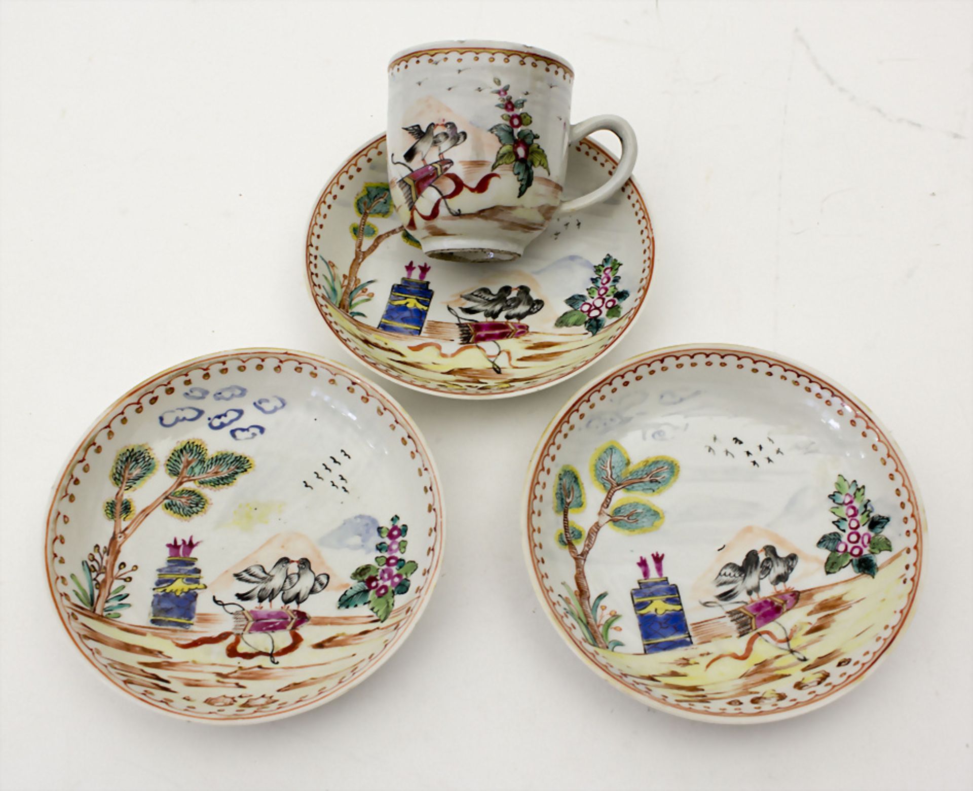 Konvolut Tasse und drei Unterteller / A cup and 3 saucers, China, Qing-Dynastie (1644-1911), ...