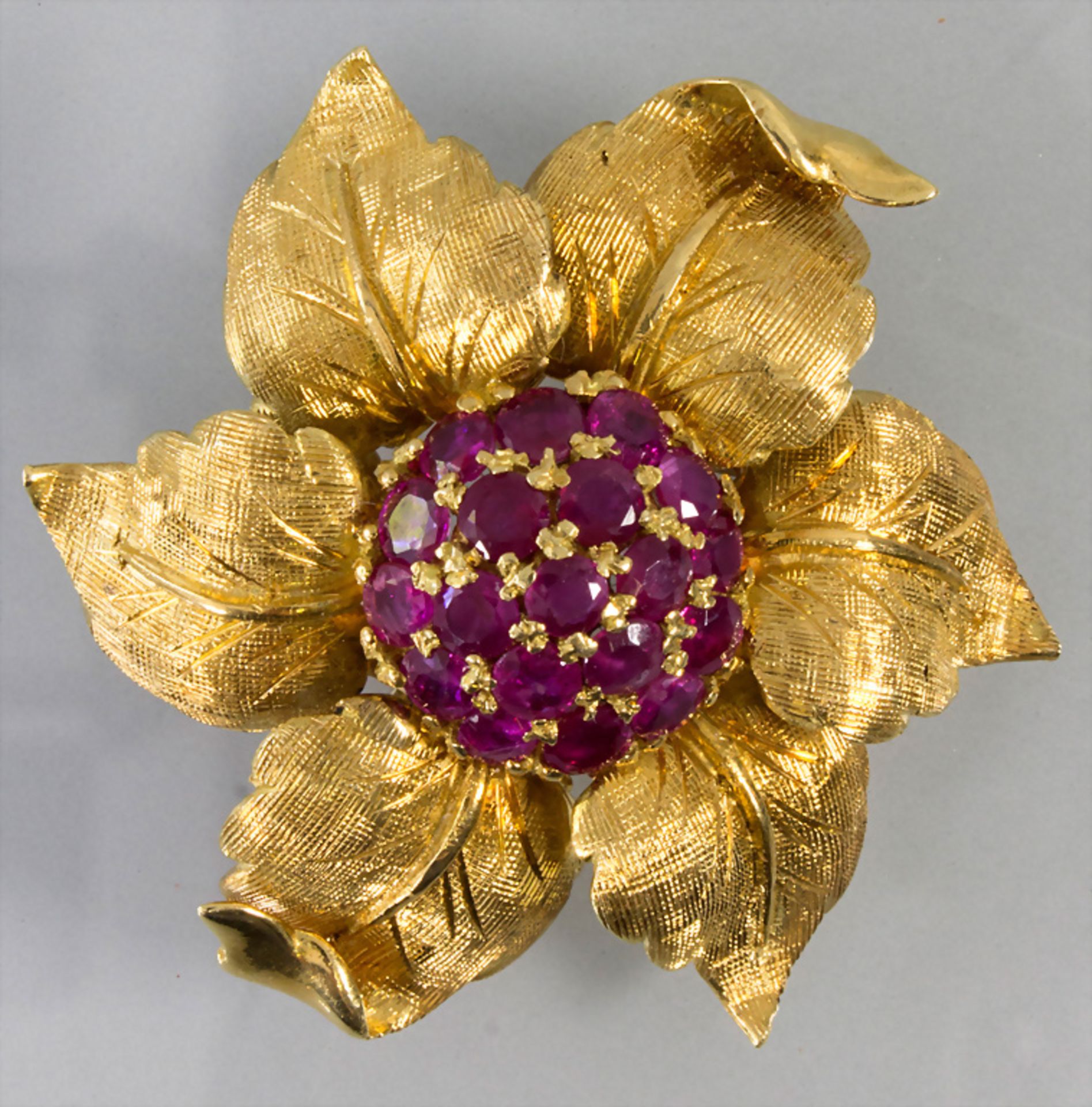 Goldbrosche mit Rubinen / An 18k gold brooch with rubies