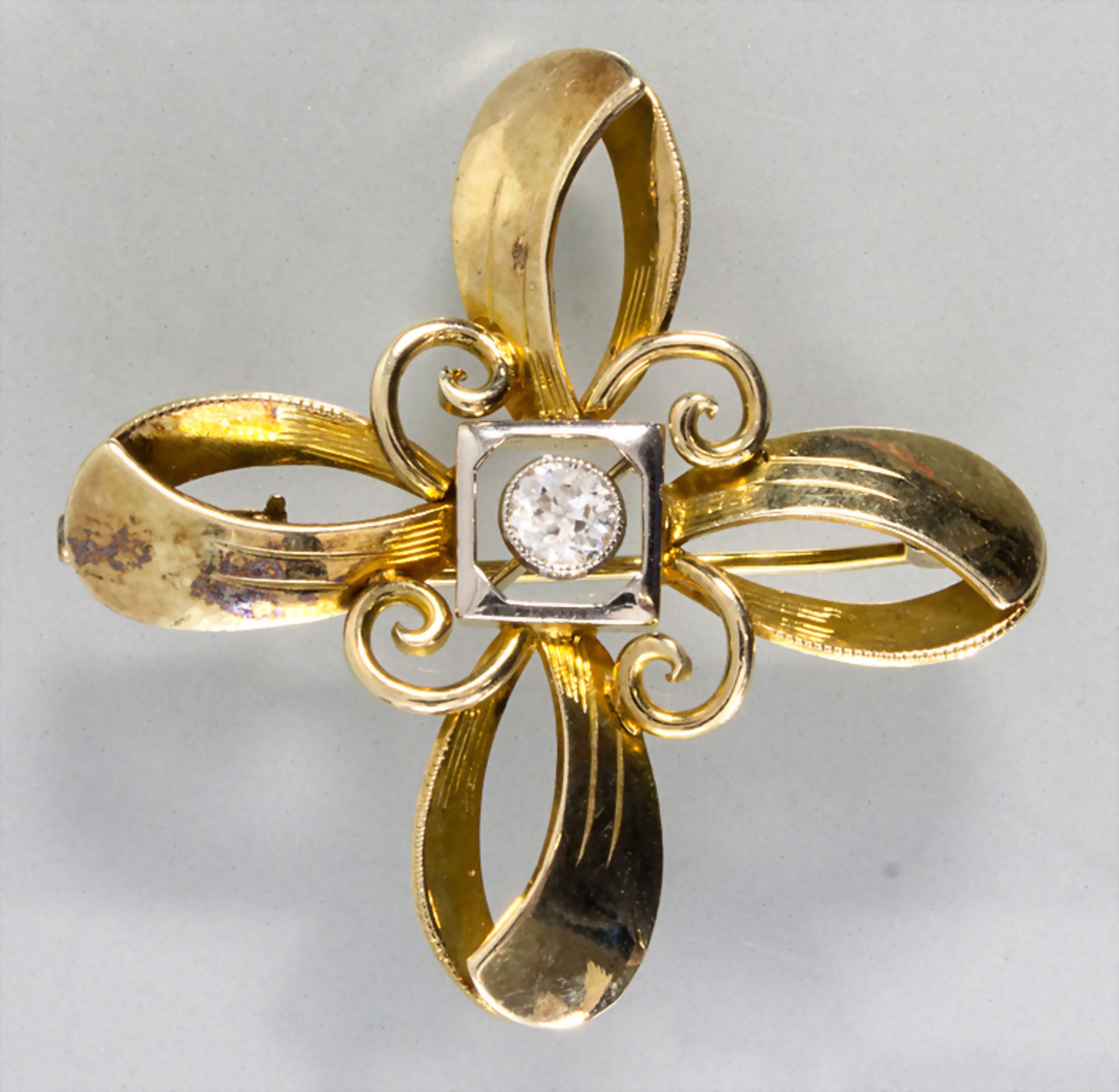 Goldbrosche mit Solitär / A 14k gold brooch with a diamond solitaire