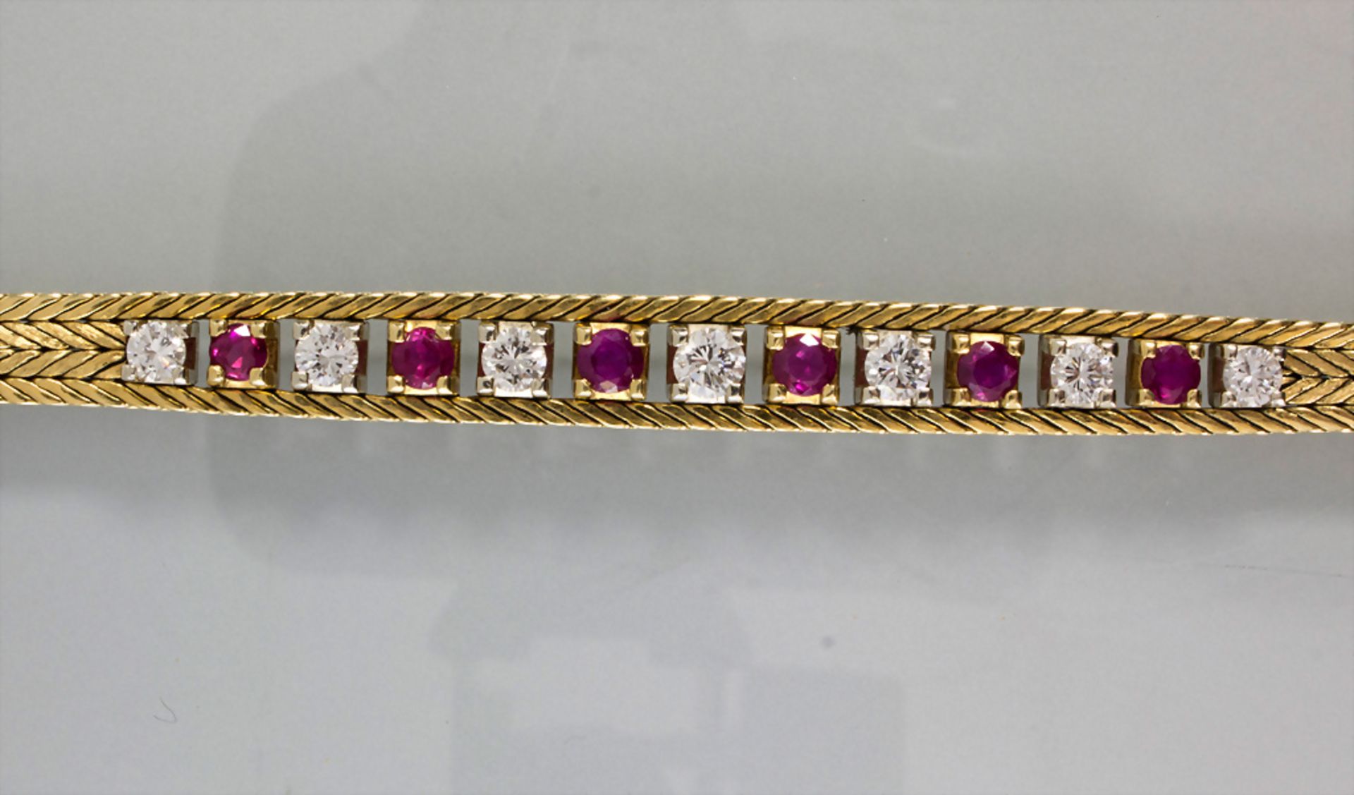 Goldarmband mit Diamanten und Rubinen / An 18k gold bracelet with diamonds and rubies