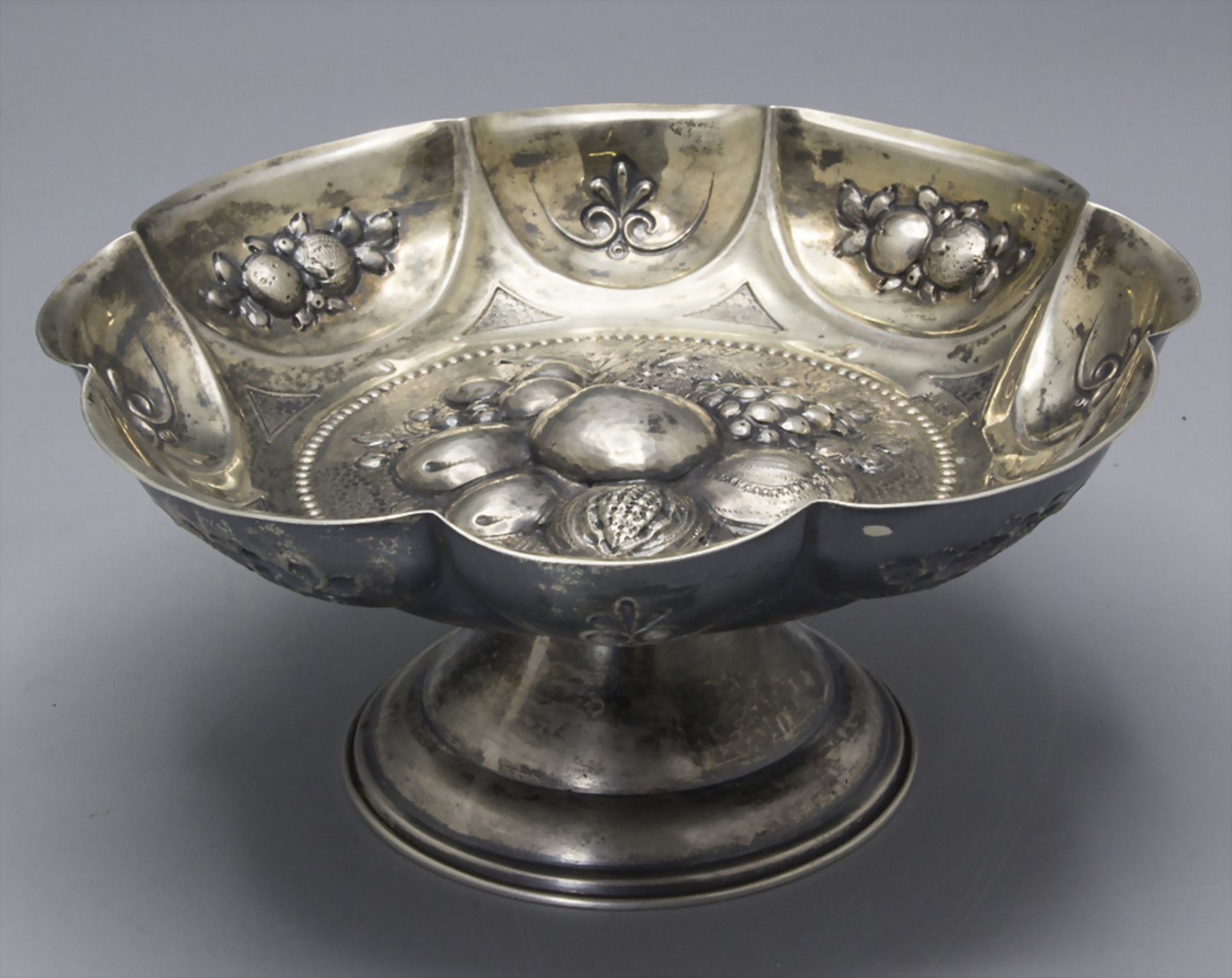 Fußschale mit Früchten / A footed silver bowl with fruits, deutsch, um 1924