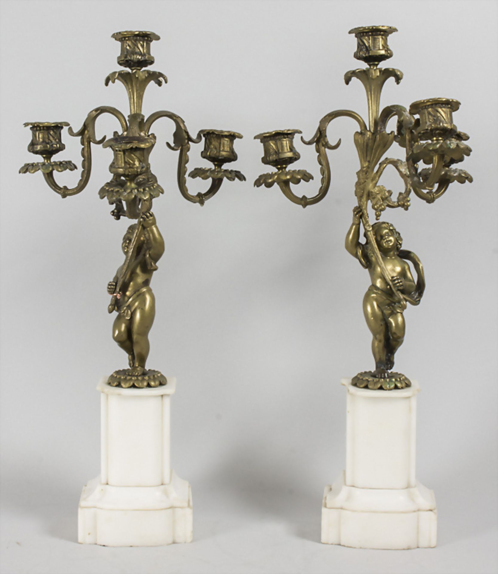 Paar 4-flammiger Bronzeleuchter mit Putten / A pair of four-flamed bronze candlesticks, 19. Jh.