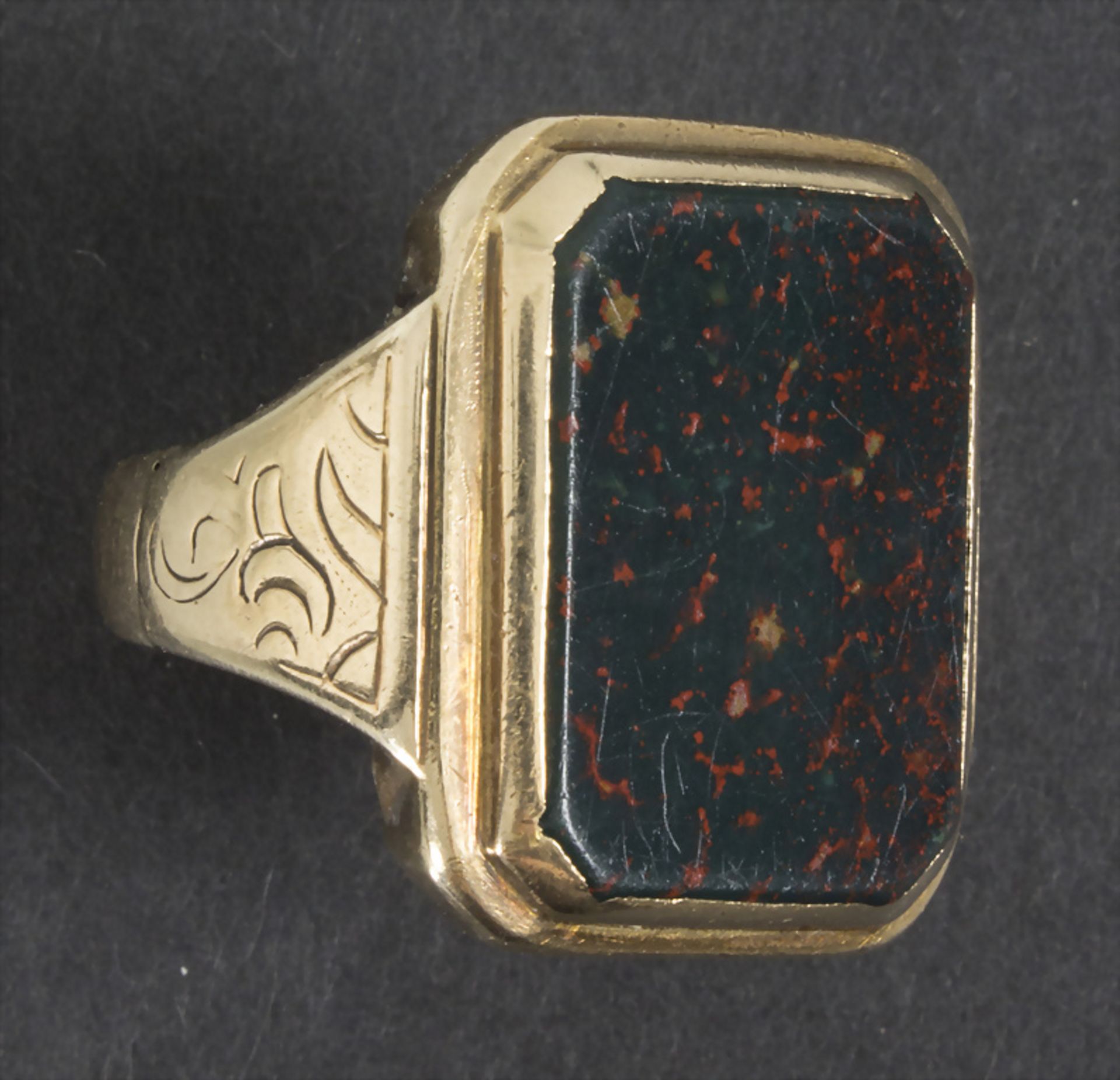 Herrenring mit Blutjaspis / A men's ring with jasper