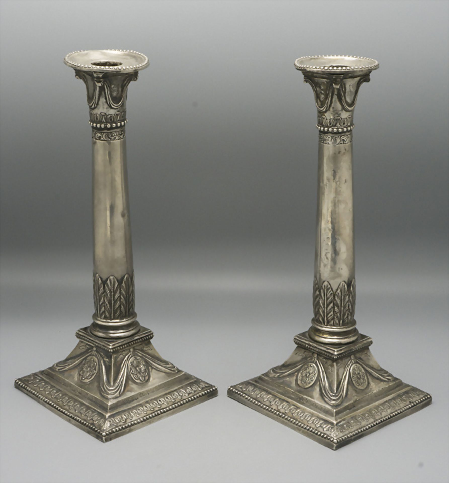 Paar Louis-seize Kerzenleuchter / A pair of Louis XVI silver candlesticks, Andreas Röymand, ...