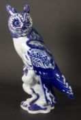 Große Vogelplastik 'Waldohreule' / A large sculpture of a long-eared owl, Fritz Heidenreich, ...