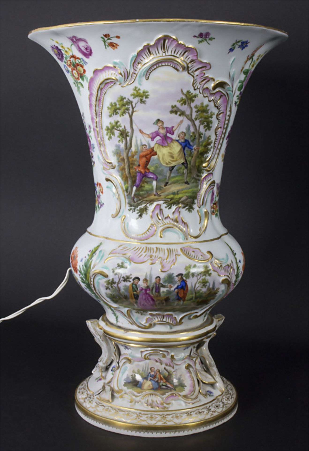 Große Prunkvase mit Watteau-Szenen als Lampe / A large splendid vase as lamp, Meissen, Mitte ...