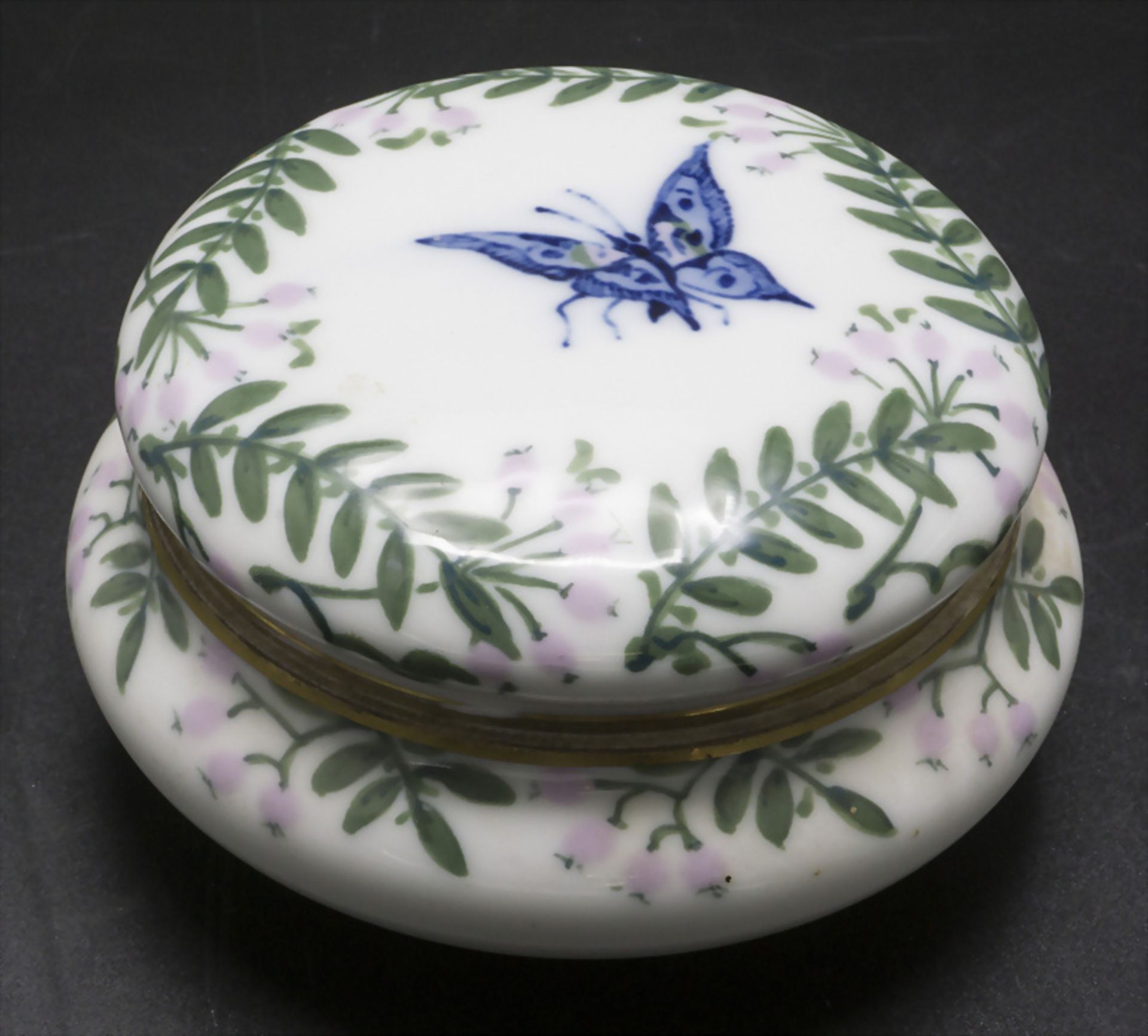 Jugendstil Pâte-sur-Pâte-Dose mit Schmetterling / An Art Nouveau pate sur pate lidded box with ...