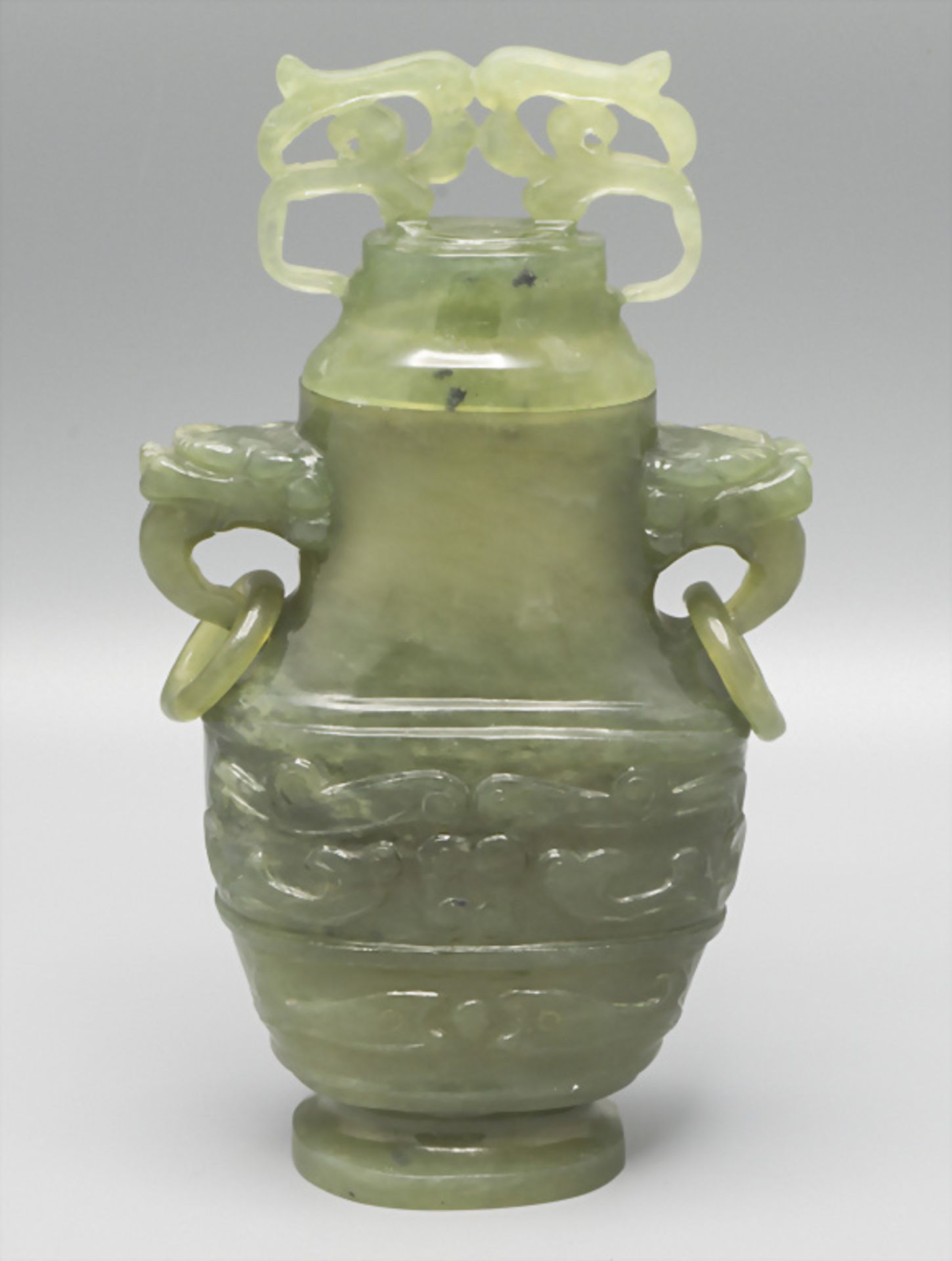 Jade-Deckelvase / A jade vase with cover, China, späte Qing-Dynastie (1644-1911)