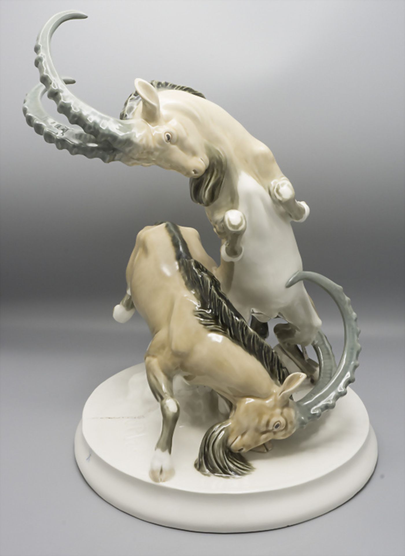 Kämpfende Steinböcke / Fighting capricorns, Otto Pilz, Meissen, 20. Jh.