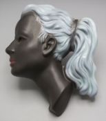 Wandmaske 'Weiblicher Kopf' / A wall mask 'Female head', 1950er/1960er