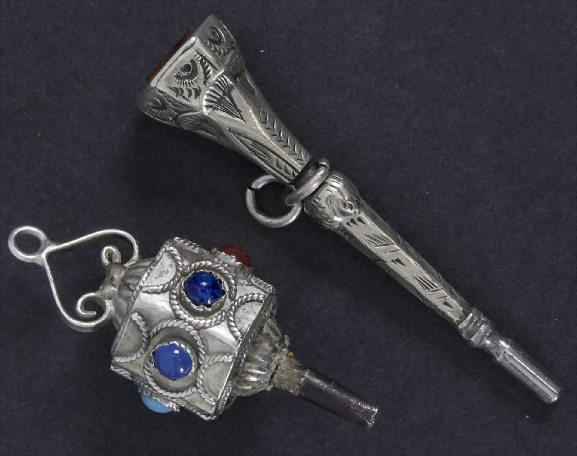 2 Taschenuhrenschlüssel / Two silver pocket watch keys, 19. Jh.