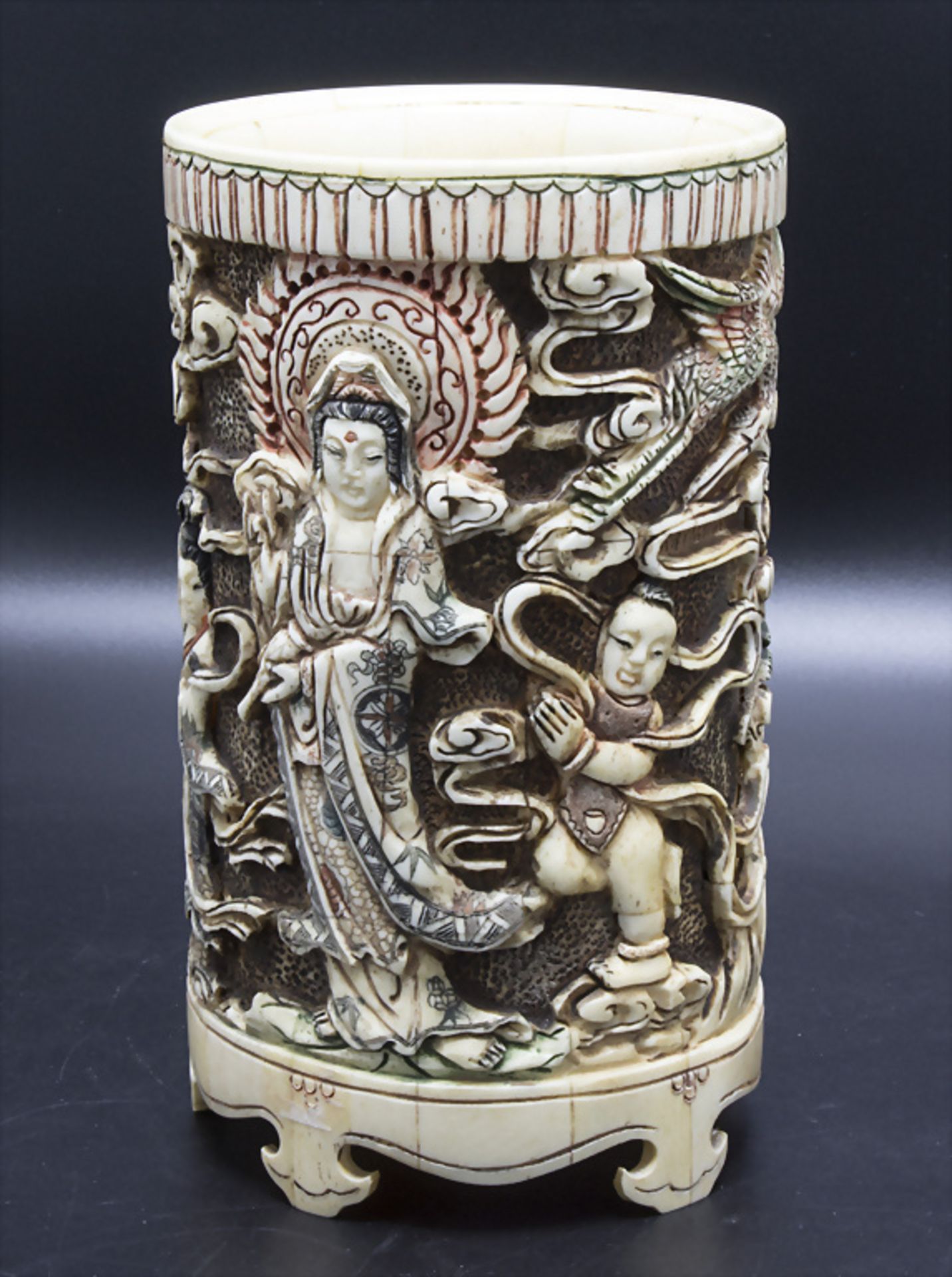 Pinselbecher 'Darstellung des Bodhisatva Guanyin' / A brush pot, China, 19. Jh.