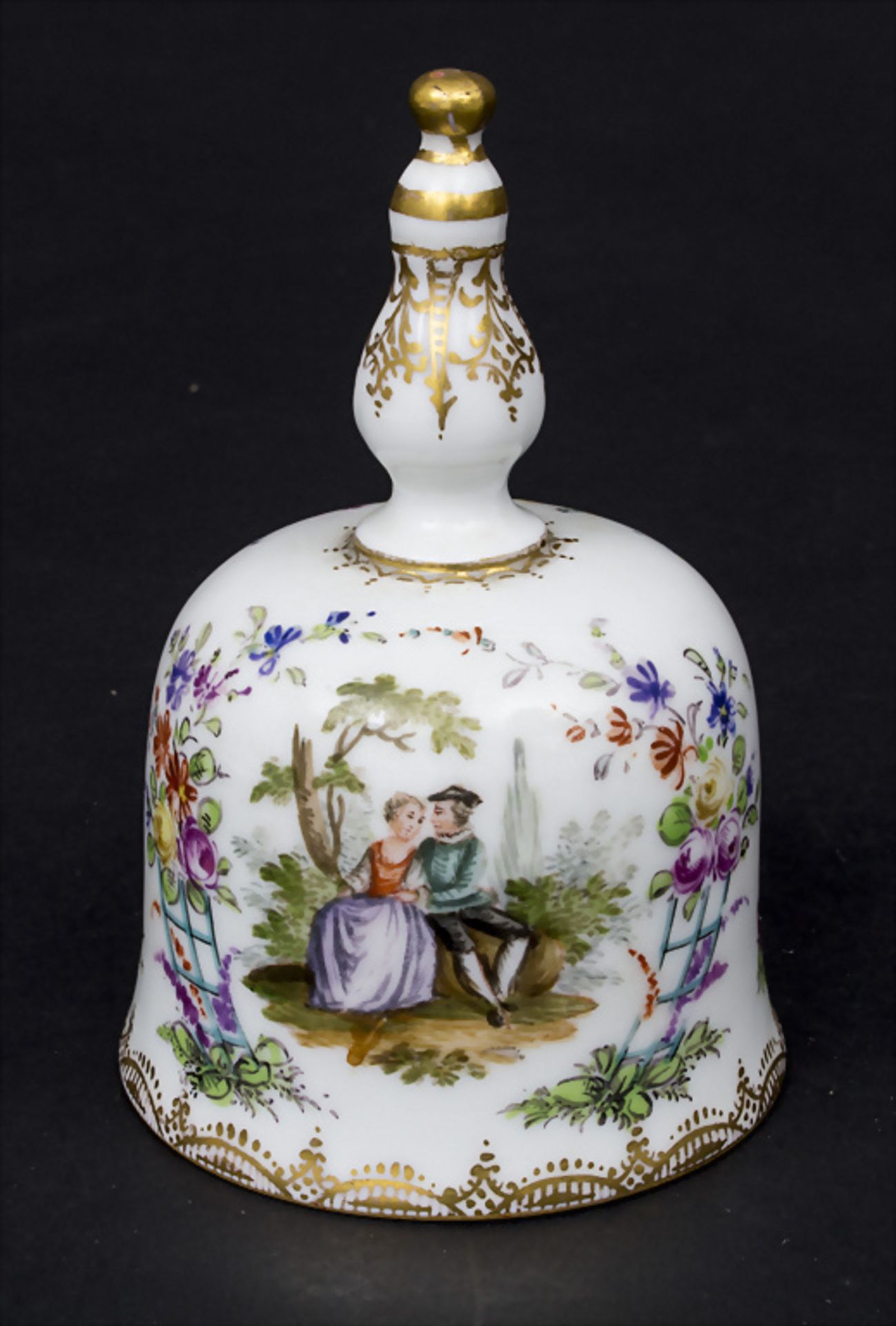 Tischglocke mit Watteau-Szenen / A table bell with courting scenes, wohl Dresden, Ende 19. Jh.