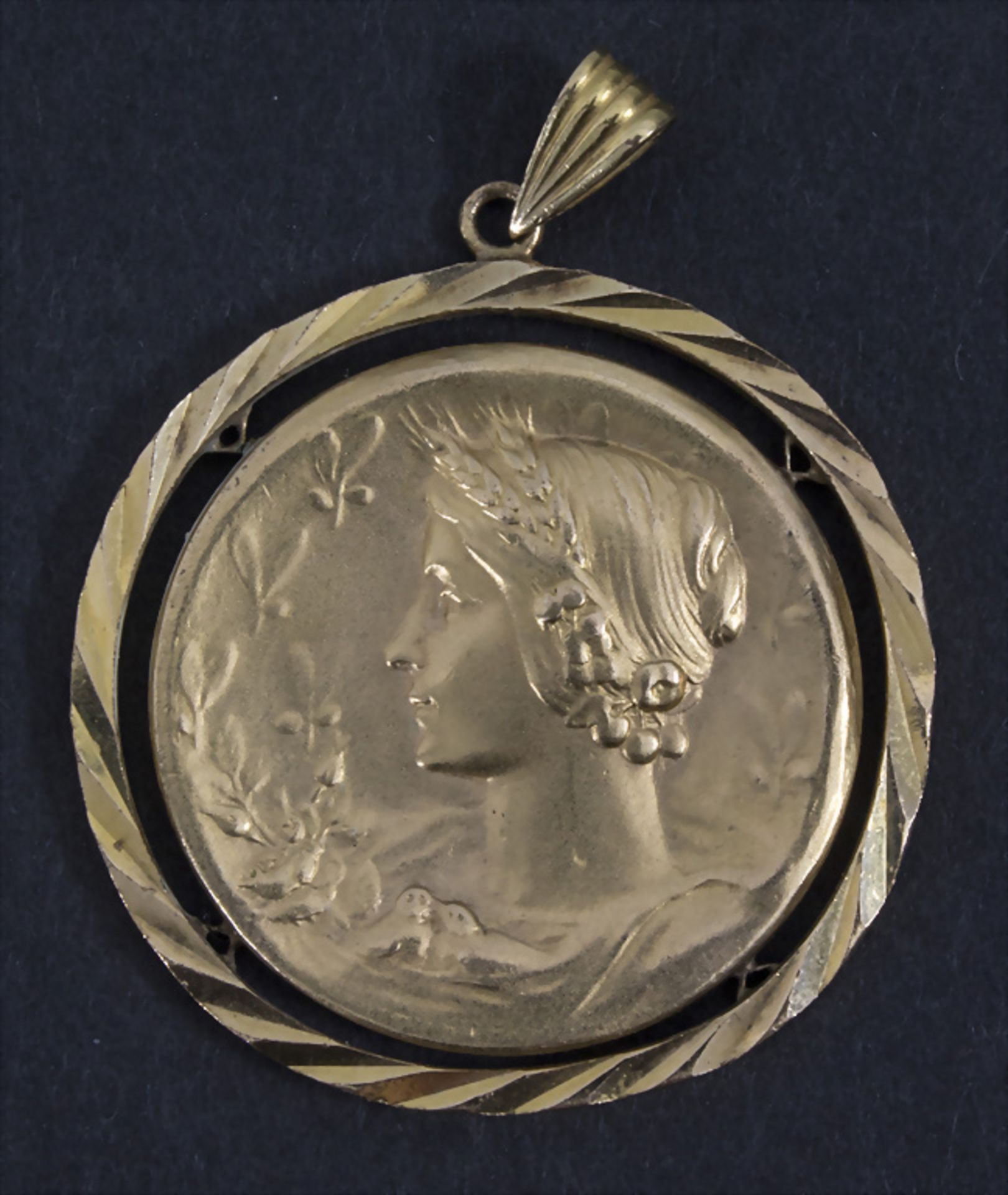 Anhänger mit Jugenstil Profil einer jungen Frau / A pendant with an Art Nouveau profile ...