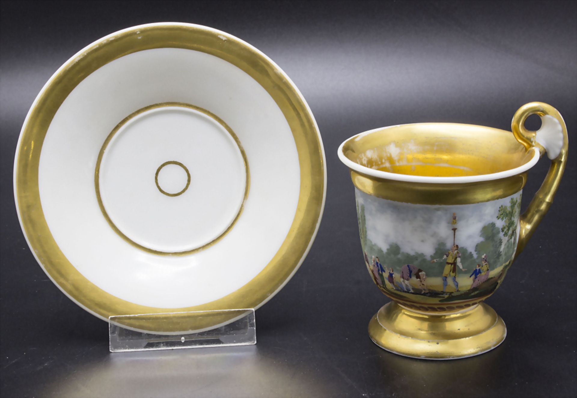 Biedermeier Tasse mit UT mit Schaustellern / A cup and saucer with showmen, um 1820