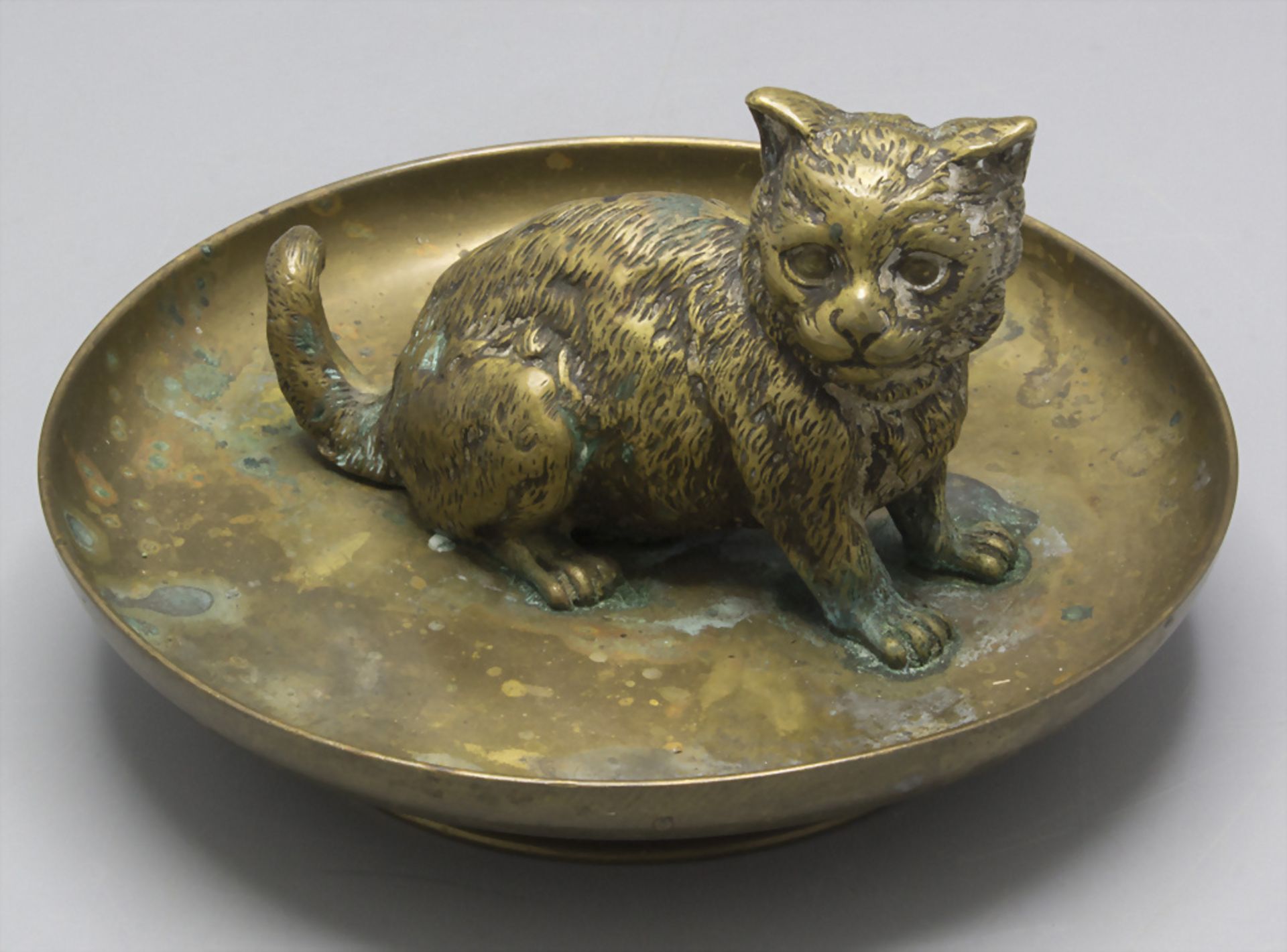 Bronze Fußschale mit Kätzchen / Vide-poche / A footed bronze bowl with a kitten, um 1900