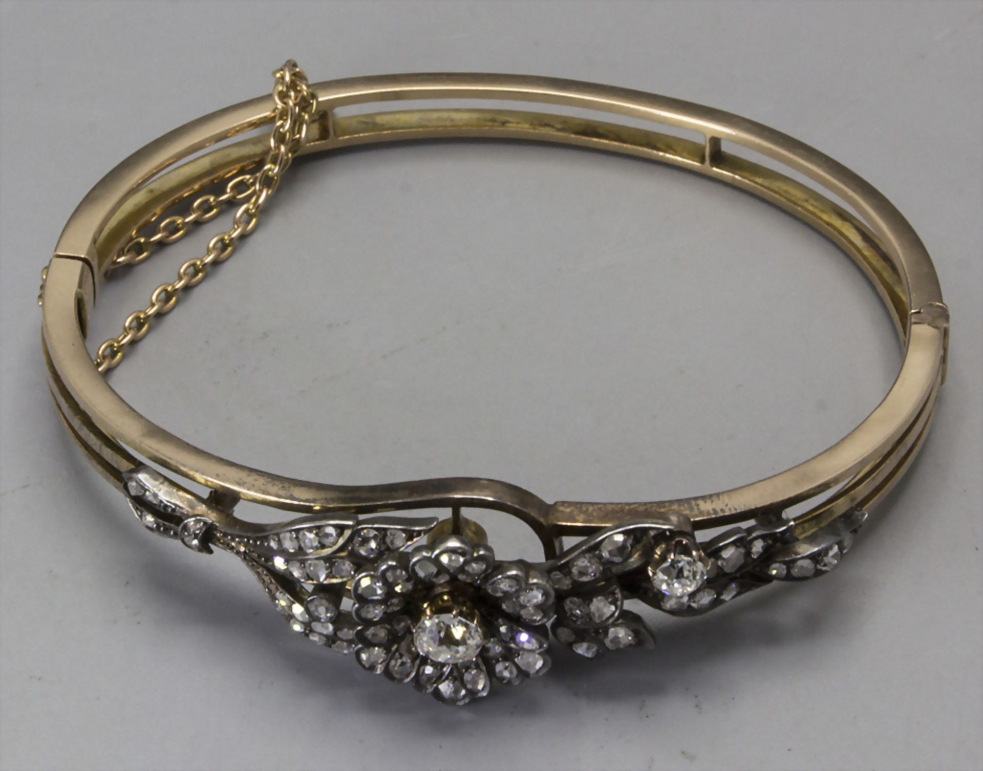 Goldarmreif mit Diamanten / A 14k gold bangle with silver and diamonds, 19. Jh.
