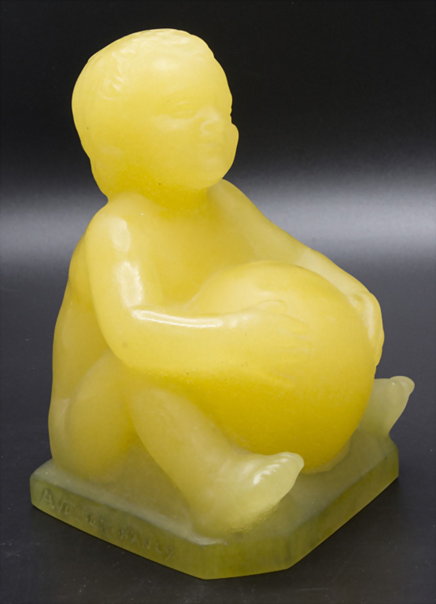Jugendstil Glasskulptur 'Baby mit Ball' / An Art Nouveau glass sculpture 'baby with a ball', ...