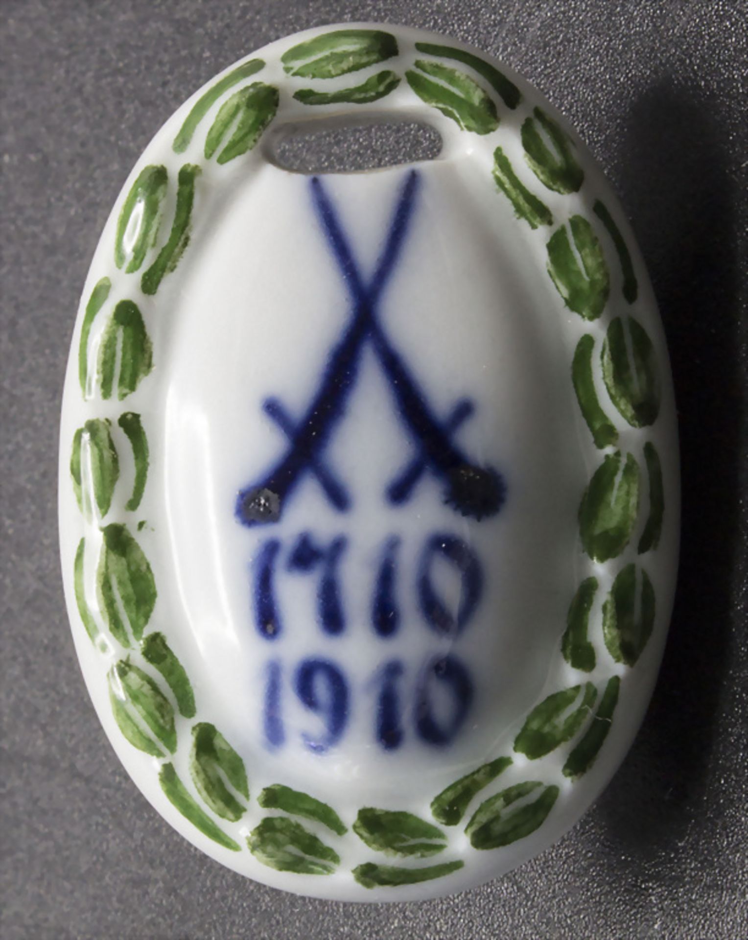 Porzellan Jubiläums-Anhänger '1710-1910' / Plakette / A jubilee porcelain pendant '1710-1910', ...