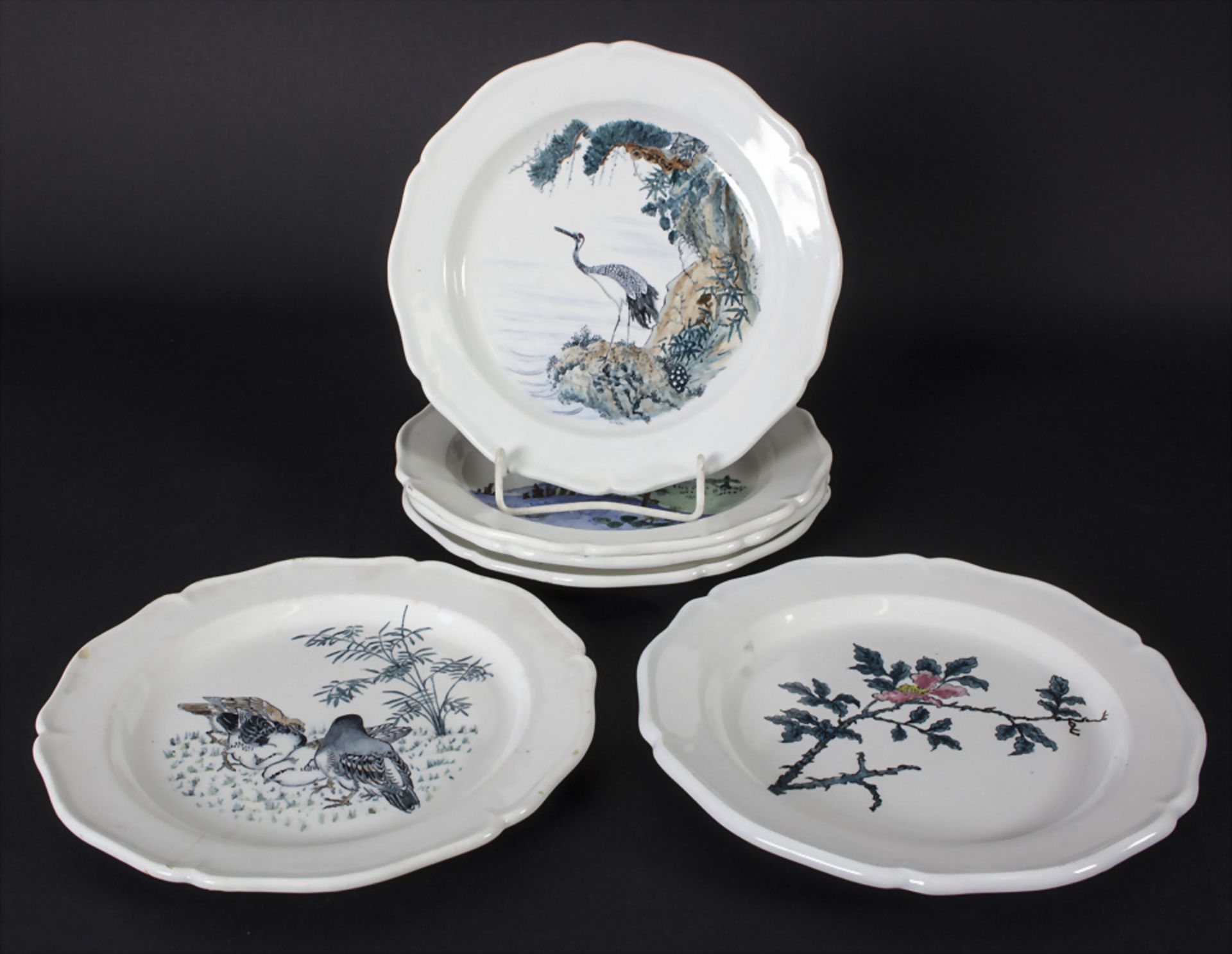 6 Fayence Teller mit Vögeln und Blüten / 6 faience plates with birds and flowers, La ...