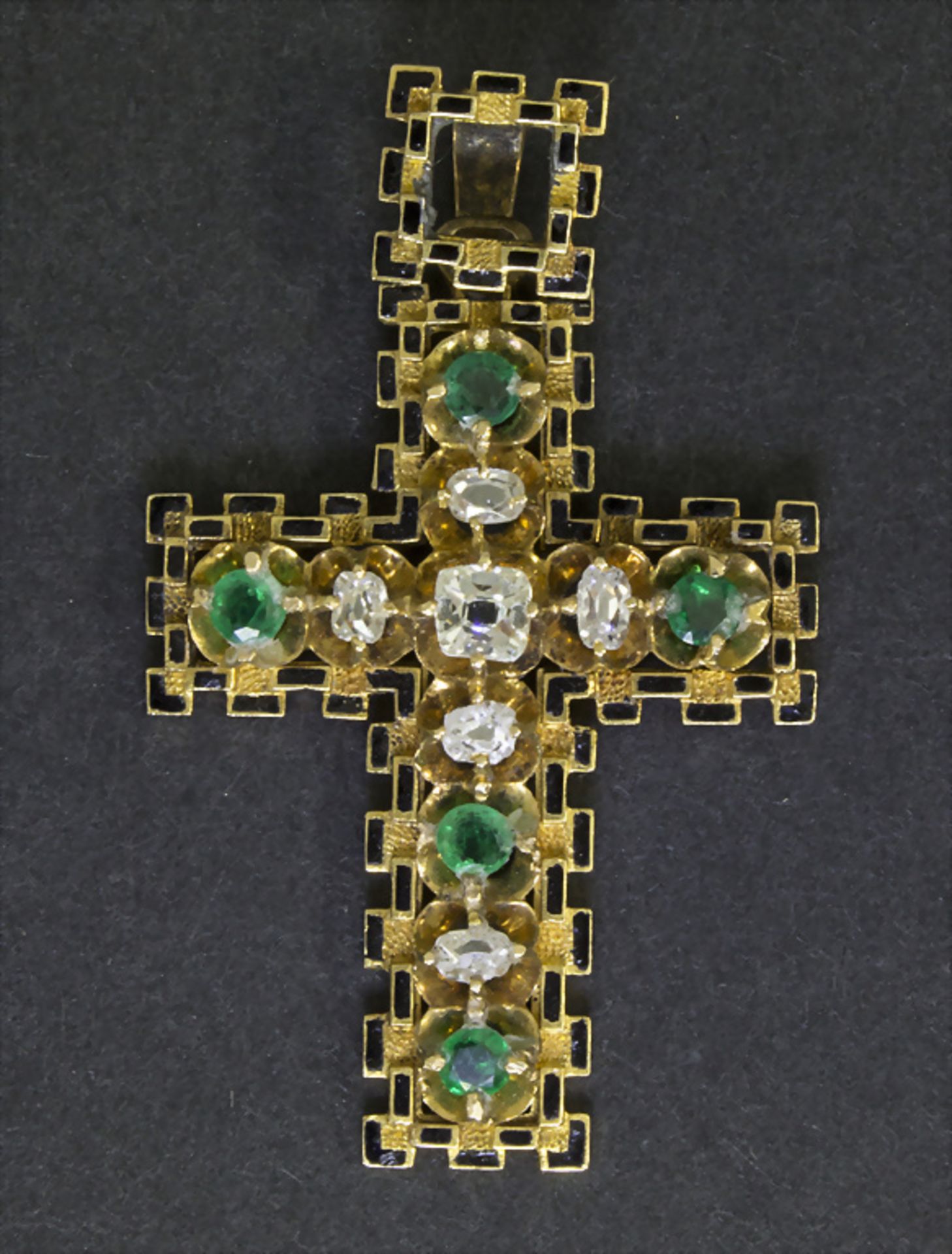 Kreuz Anhänger / A 14k gold cross pendant with diamonds and emeralds, 19. Jh.