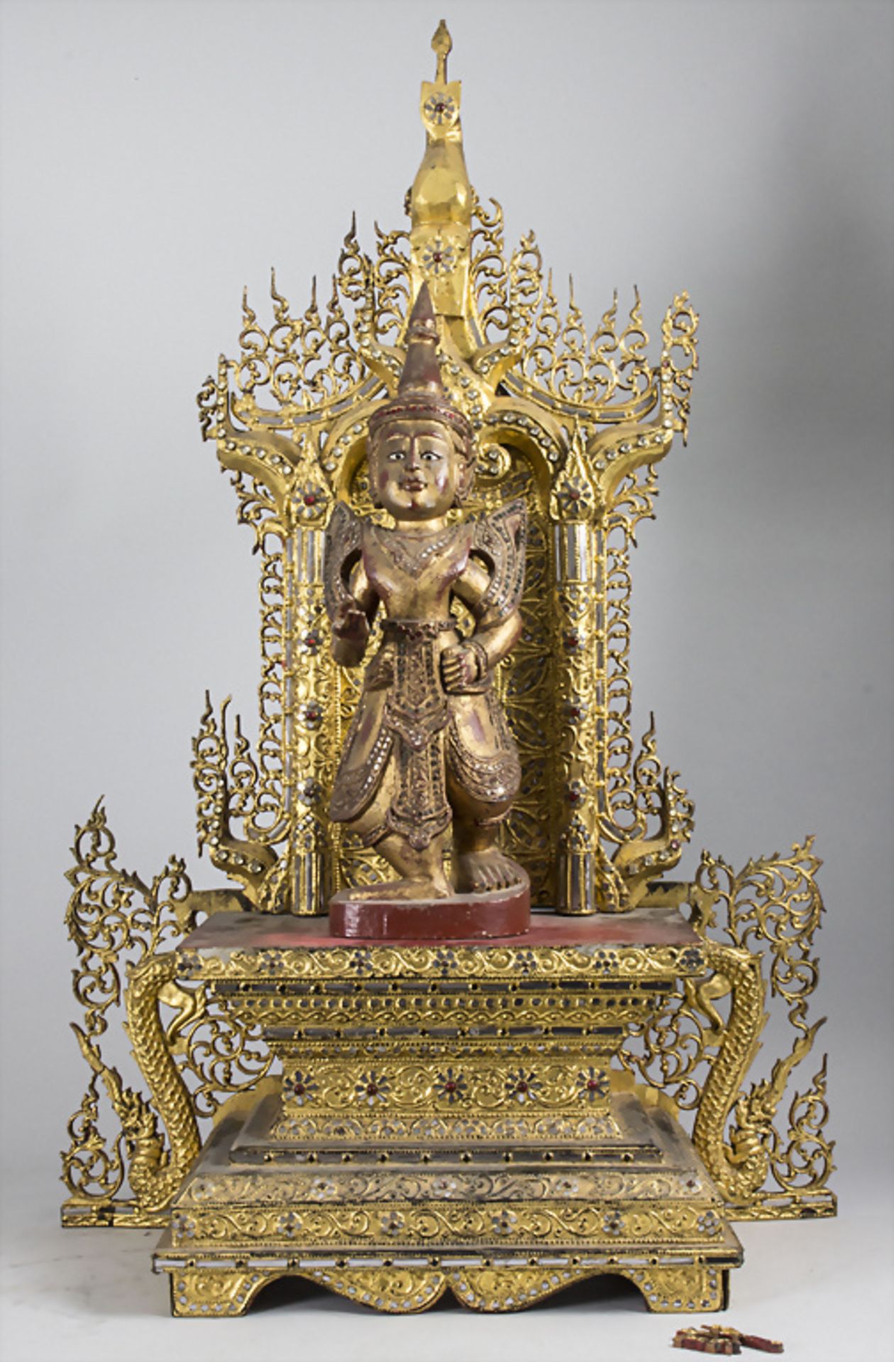 Hausaltar mit Wächterfigur / A house altar with guardian figure, Thailand