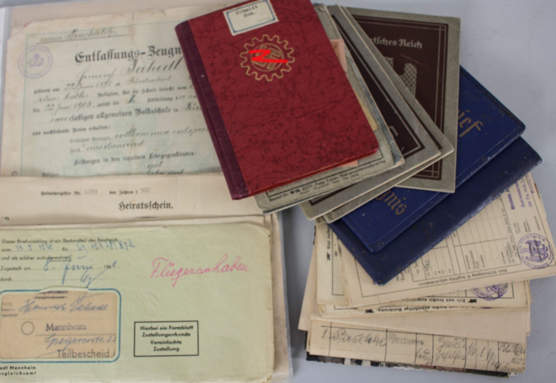 Sammlung Ausweisdokumente und Schriftstücke / A collection of identification documents, ...