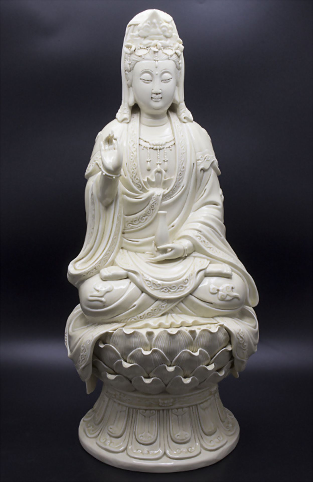 Große Guanyin auf Lotossockel, Blanc de Chine, China, 20. Jh.