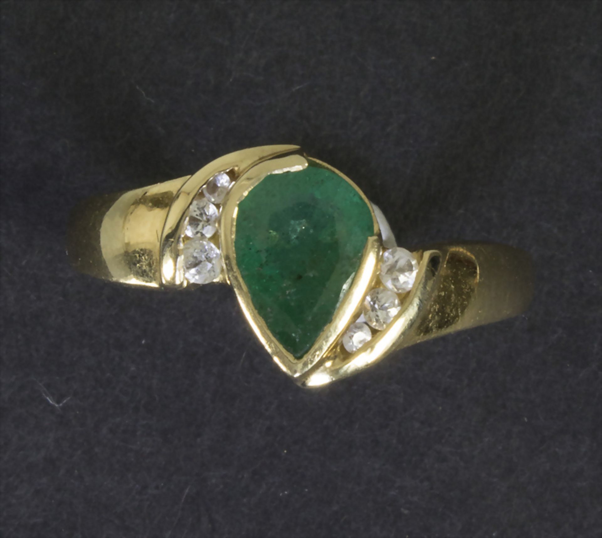 Damenring mit Smaragd und Diamanten / A ladies 14k gold ring with emerald and diamonds, 20. Jh.
