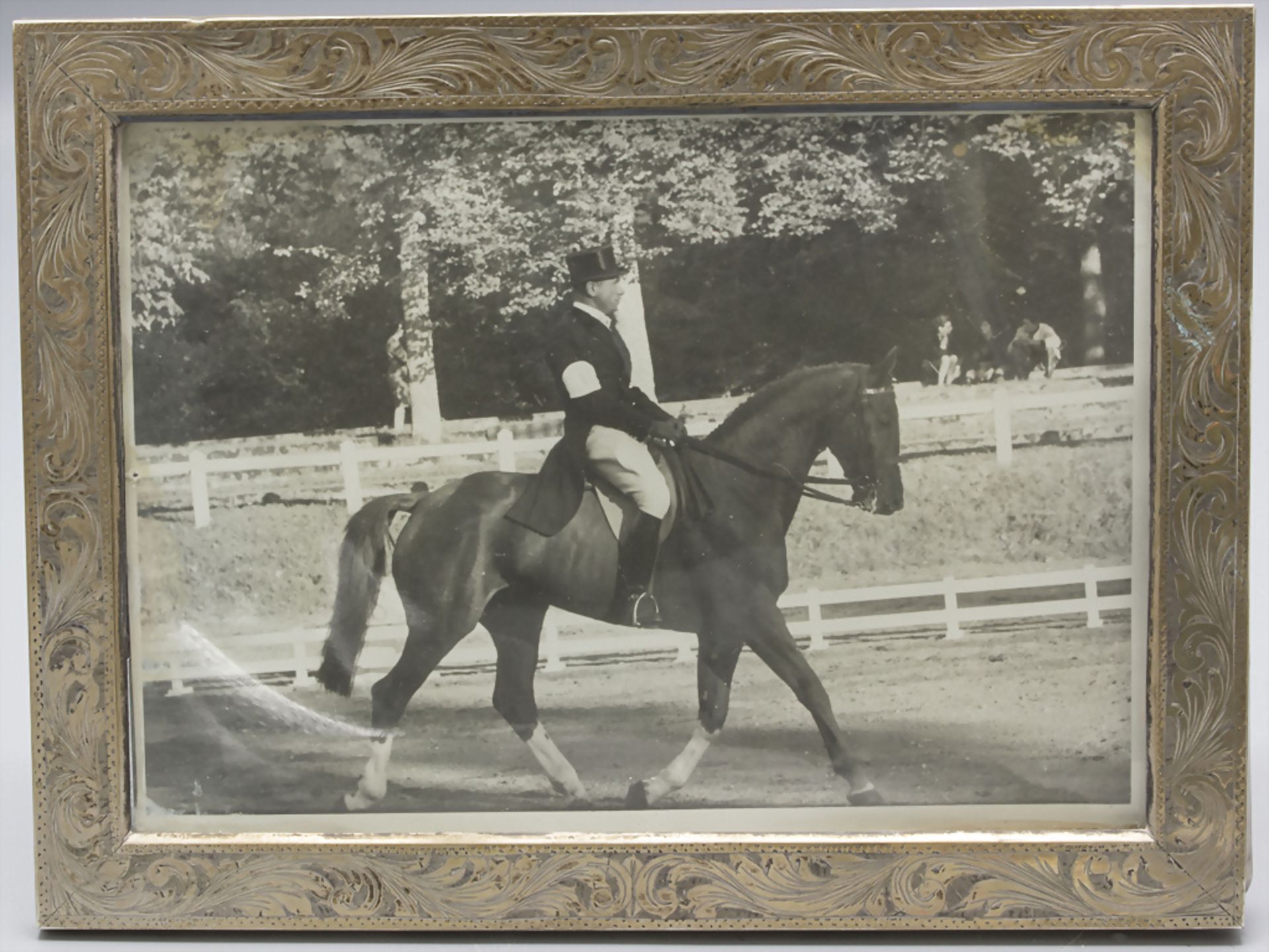 Silberrahmen mit Foto eines Dressur Pferdes und Reiters / A silver frame with the picture of a ...