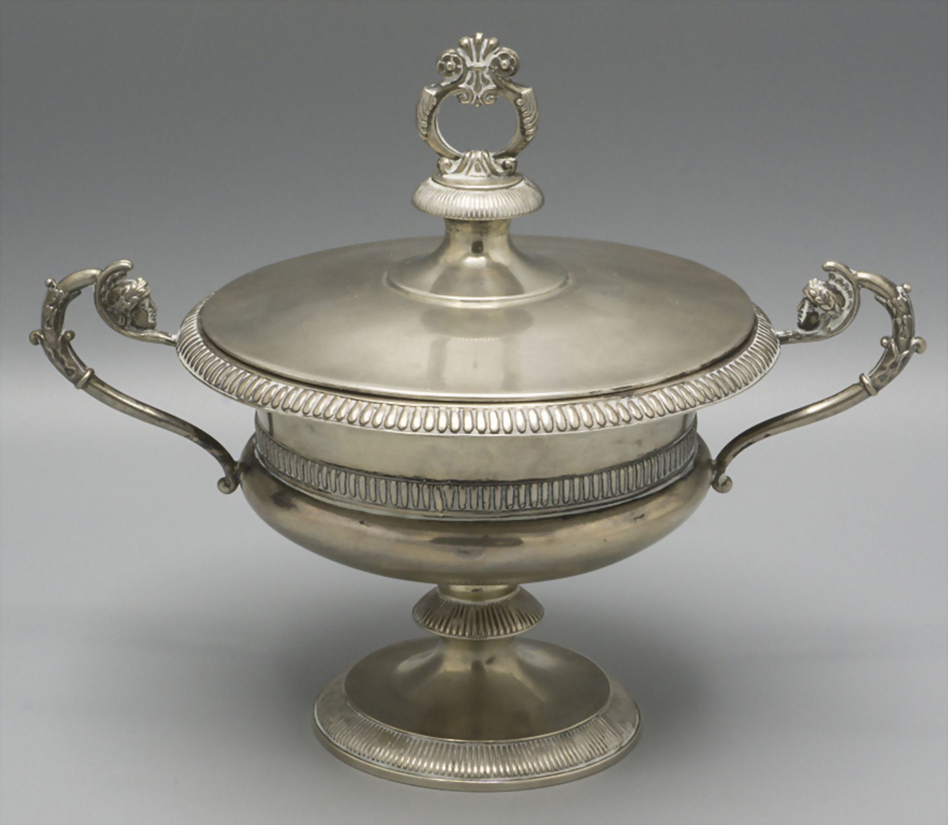 Empire Deckeldose / An Empire lidded silver bowl, um 1800