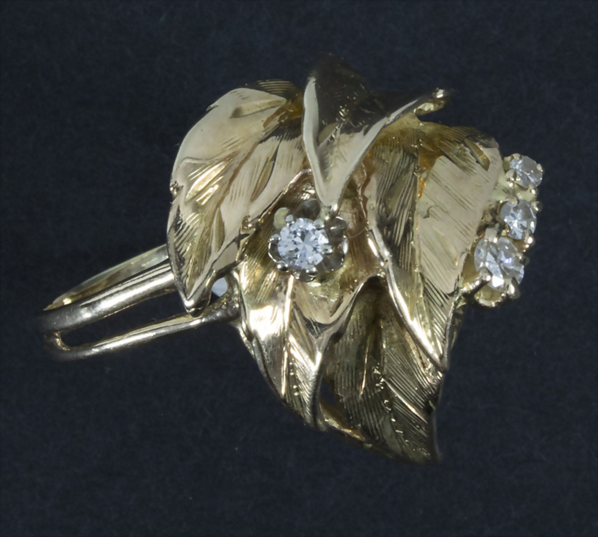 Damenring mit Diamanten / A ladies 14k gold ring with diamonds, 20. Jh.