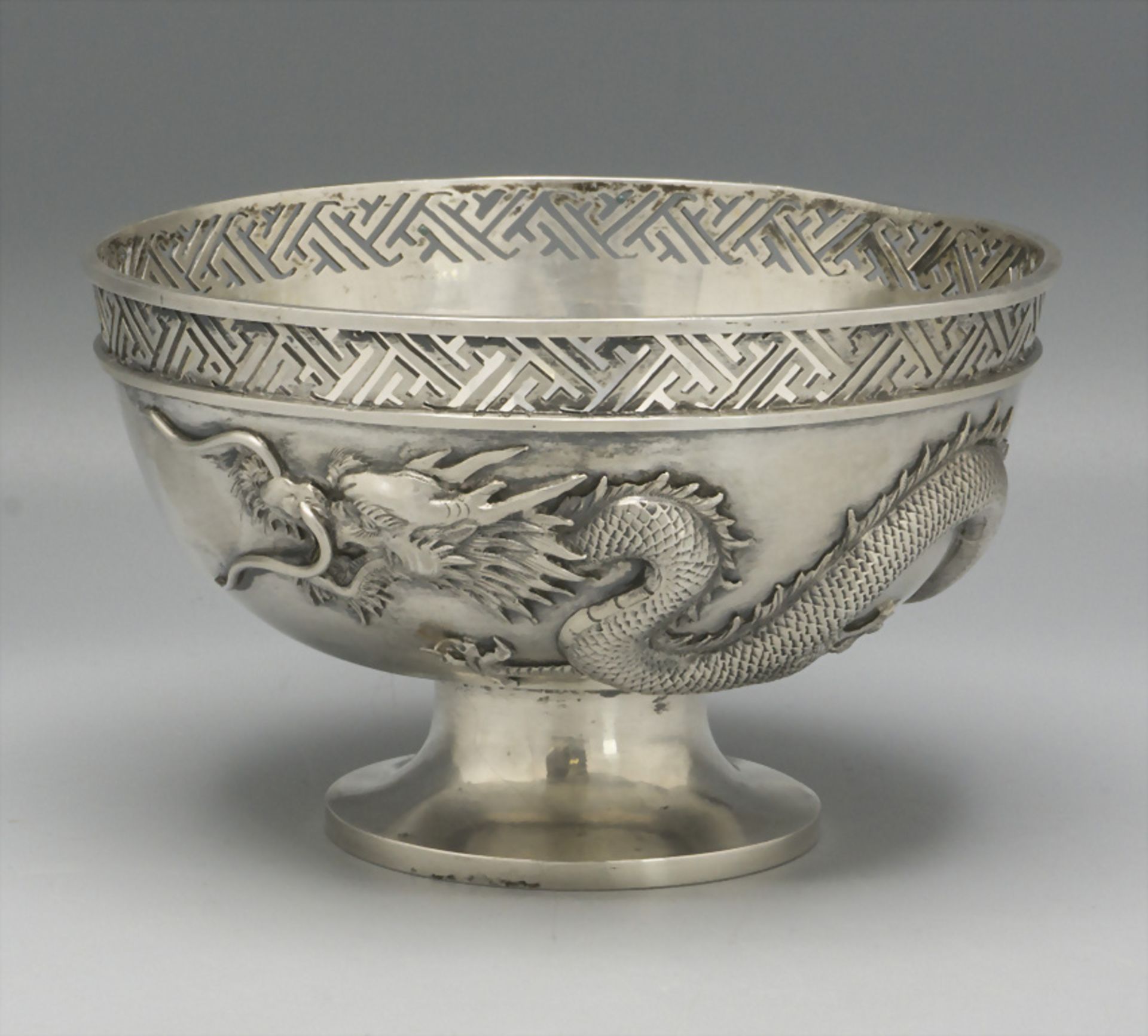 Fußschale mit Drachen / A Chinese export silver footed bowl with a dragon, Zeewo, Shanghai, um 1900