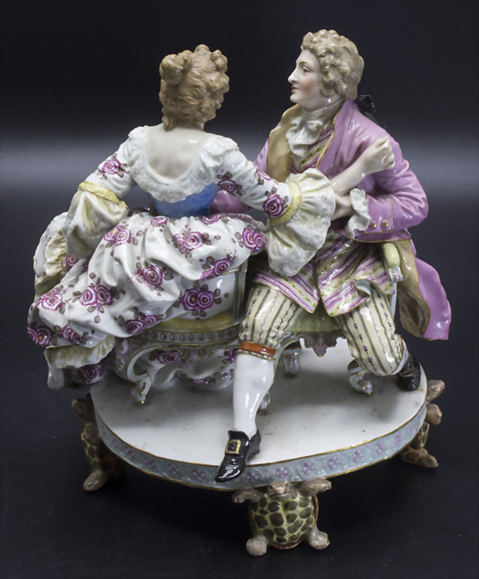 Galantes Figurenpaar mit 4 Schildkröten / A figural group of two lovers on a base held by 4 ...