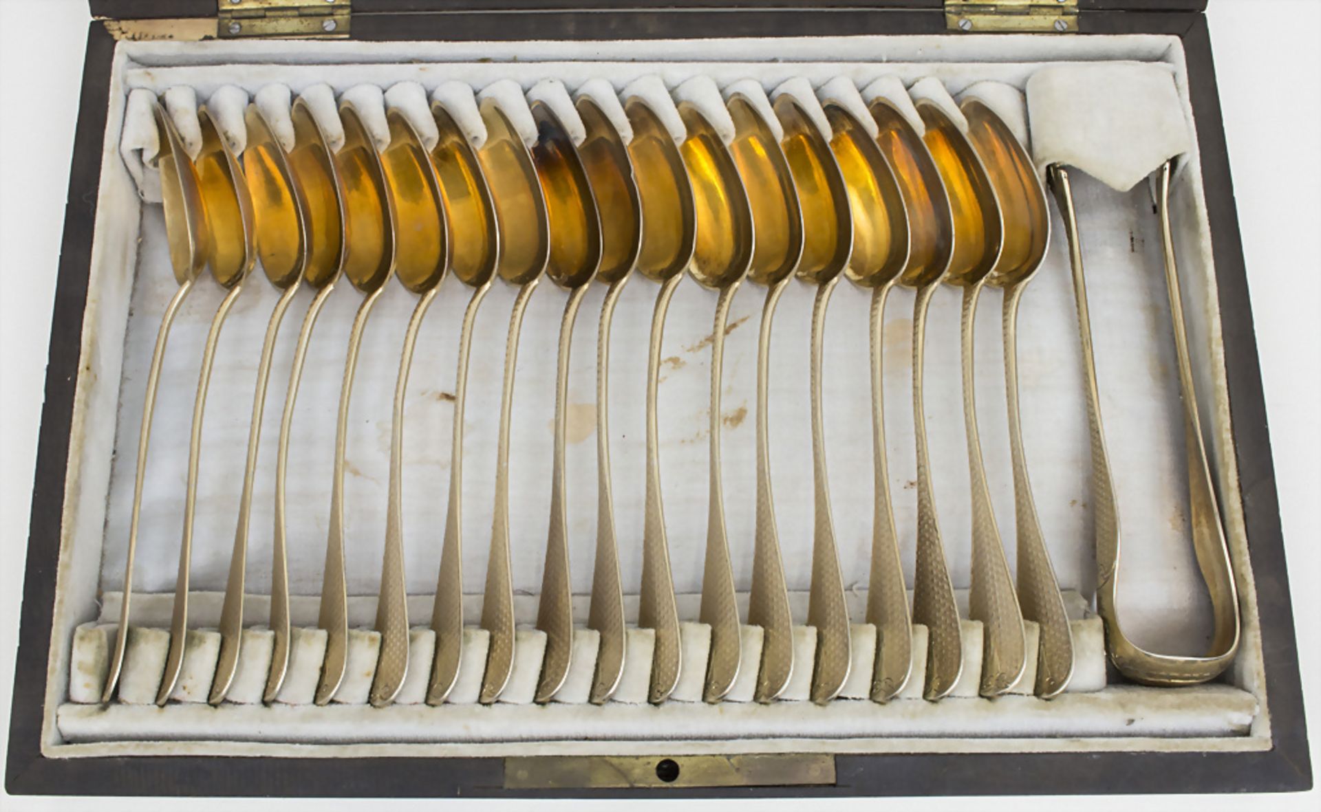 18 Teelöffel und Zuckerzange / A set of 18 tea spoons and a sugar tongs, Paris, um 1890