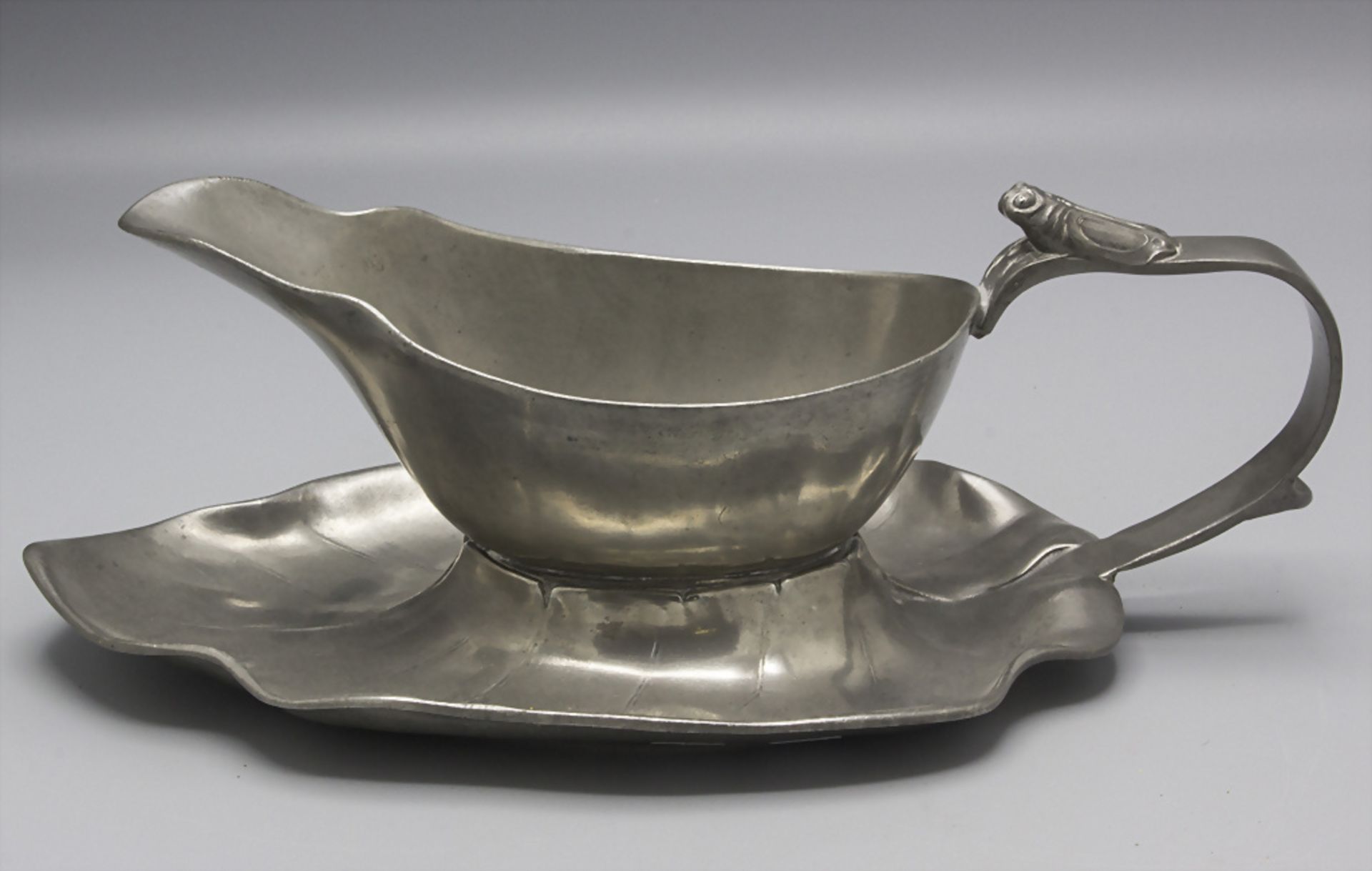 Jugendstil Sauciere mit Zikade / An Art Nouveau sauce boat with a cicada, Kayserzinn, Krefeld, ...