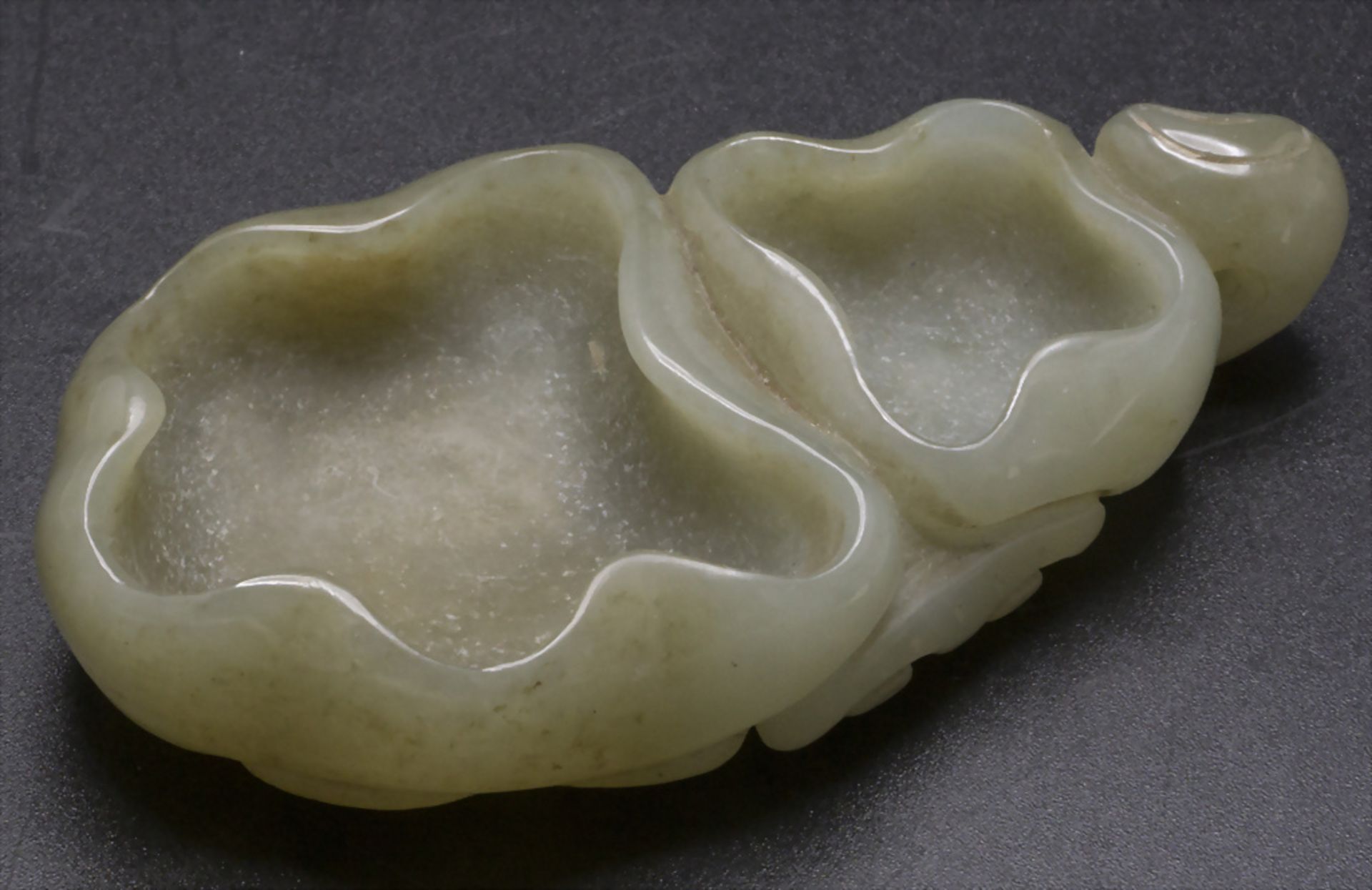 Kleines Jadegefäß / A small jade vessel