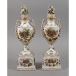 Potschappel Paar Potpourri-Vasen jeweils unterglasurblaue Kreuzmarke 1888-1901 und Prägebuchstabe