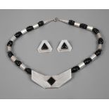 Schmuckset mit Onyx Ende 20. Jh., Silber gestempelt Sterling, Collier mit geometrischem