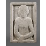 Relief Kalkstein 1920er Jahre, unsigniert, junges Mädchen im Halbrelief, mit verschränkten Armen,