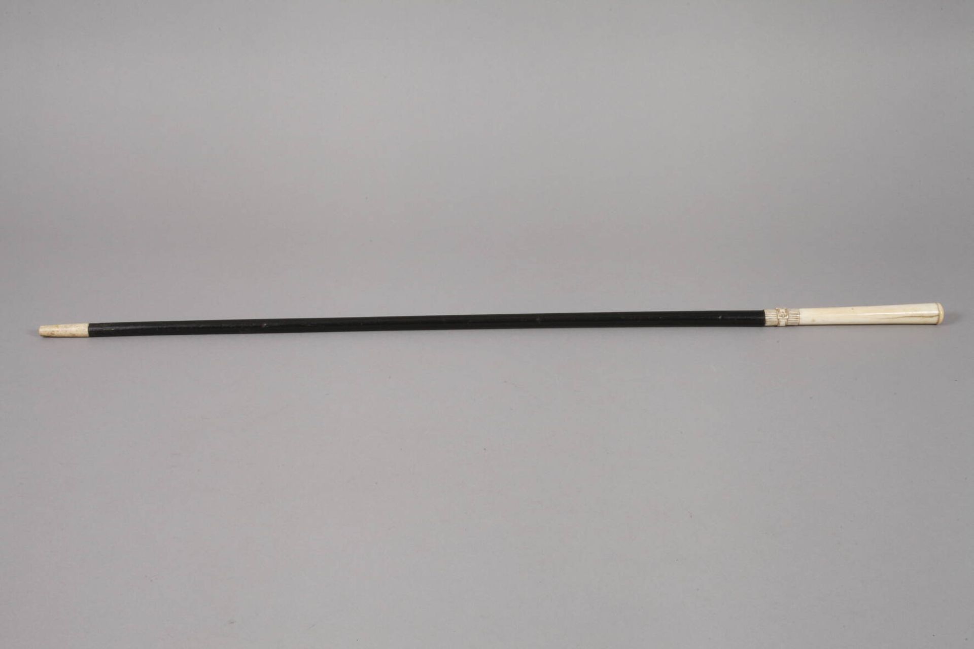 Spazierstock Elfenbein 19. Jh., hoher, leicht konisch zulaufender Knauf aus beschnitztem - Bild 2 aus 4