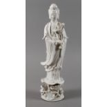 Porzellanfigur Guanyin 1. Hälfte 20. Jh, am Boden gestempelt Blanc de Chine, von plastischen