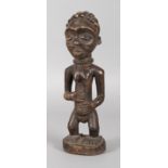 Ahnenfigur Kongo, der Volksgruppe der Luba zugeordnet, Holz beschnitzt und dunkel gefasst,