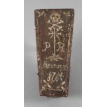 Tischsargl monogrammiert PR, ortsbezeichnet Amerang und datiert 1764, Holz geschnitzt, dunkel