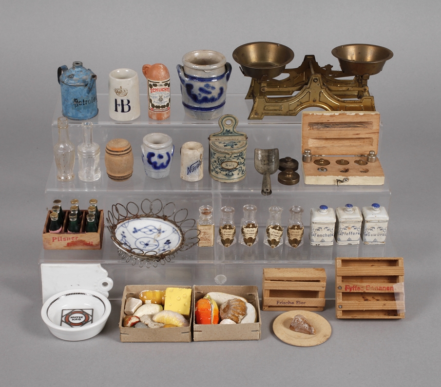 Konvolut Zubehör für die Puppenküche oder Kaufladen, Mitte 20. Jh., ca. 40 Teile aus Blech, Keramik,