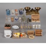 Konvolut Zubehör für die Puppenküche oder Kaufladen, Mitte 20. Jh., ca. 40 Teile aus Blech, Keramik,