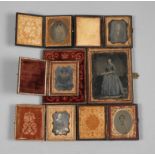 Sechs Daguerreotypien in Etuis um 1860, frühe Fotografien, in Geschenketuis aus Leder, reich