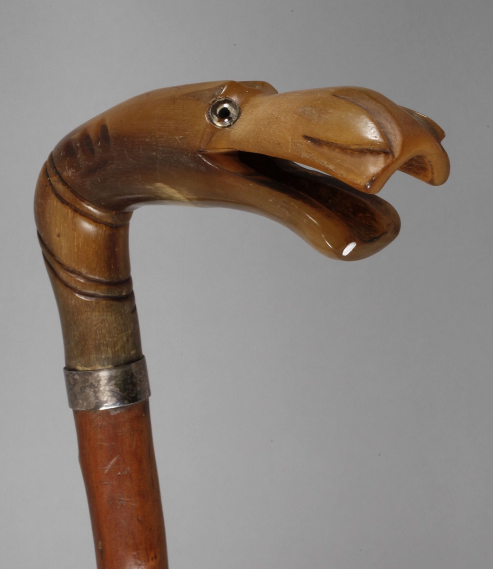 Figürlicher Spazierstock Anfang 20. Jh., abgekantetes Griffstück aus Horn in Form eines Tierhaupts