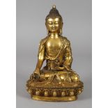 Buddha Shakyamuni 20. Jh., rückseitig geprägte Vier-Zeichen-Marke, Gelbguss, teils dunkel patiniert,