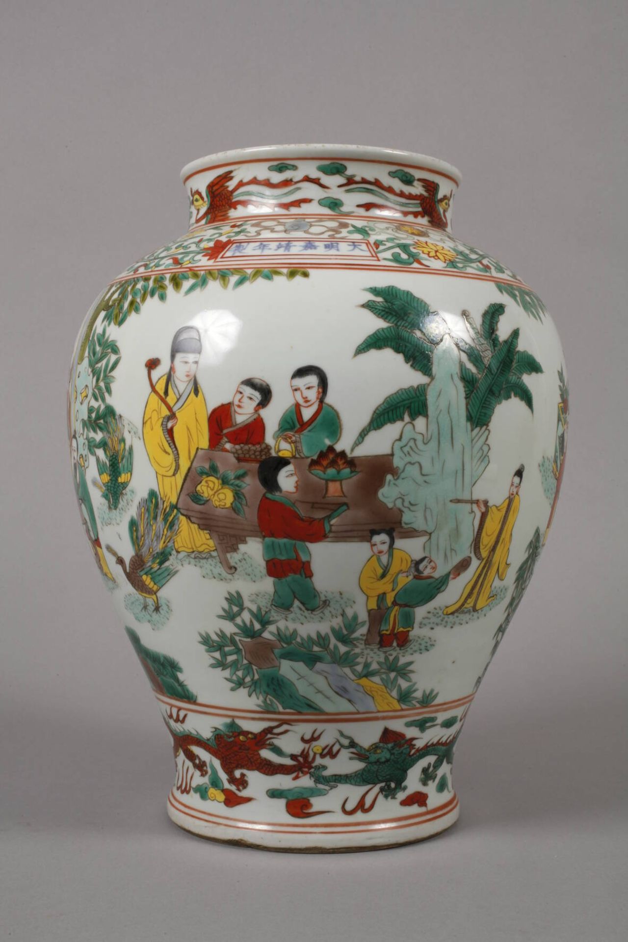 Vase Famille verte 19. Jh., ungemarkt, signiert, weiß glasiertes Porzellan in polychromer - Image 4 of 6